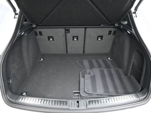 Certified 2026 Porsche Macan AWD/4WD image 27