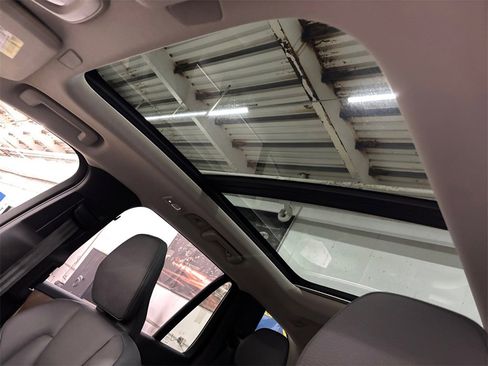 Certified 2025 Volvo XC90 B5 Plus w/ Protection Package Premier image 33