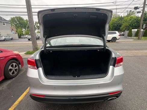 Used 2018 Kia Optima LX w/ 17" Alloy Wheels Package FWD image 9