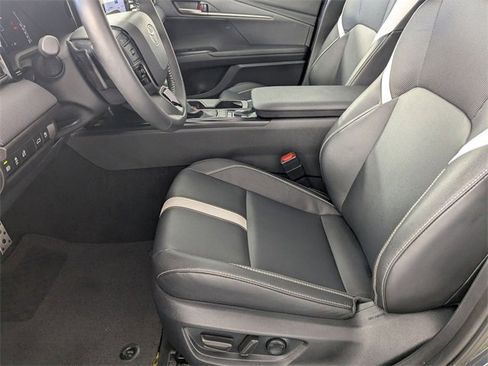 Used 2025 Toyota Camry SE image 12