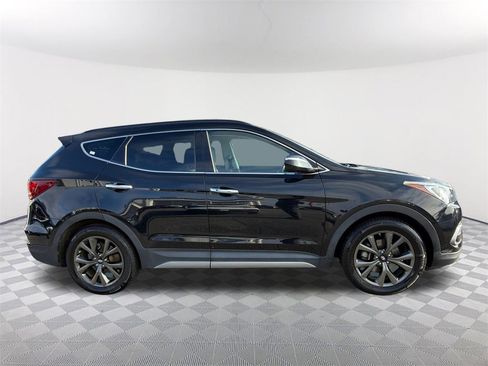 Used 2017 Hyundai Santa Fe Sport image 4