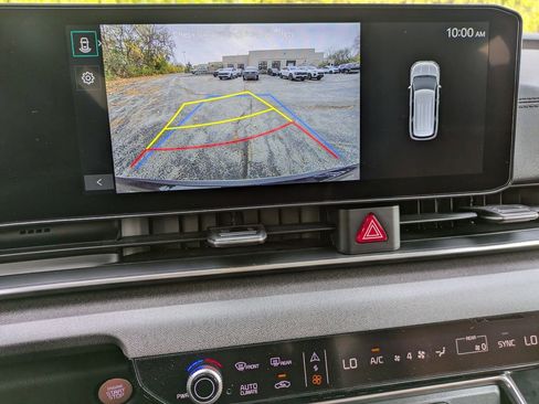 Used 2025 Kia Carnival EX image 16