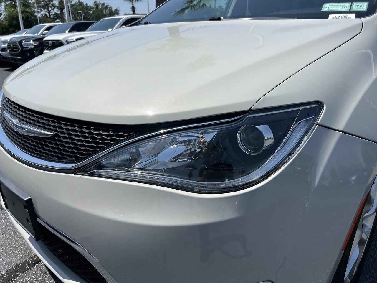 Used 2020 Chrysler Pacifica Touring w/ Tire & Wheel Group FWD image 6