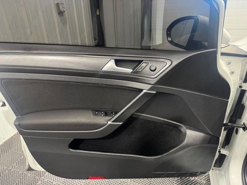 Used 2018 Volkswagen Golf S image 8