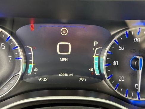 Used 2024 Chrysler Pacifica Touring-L FWD image 27