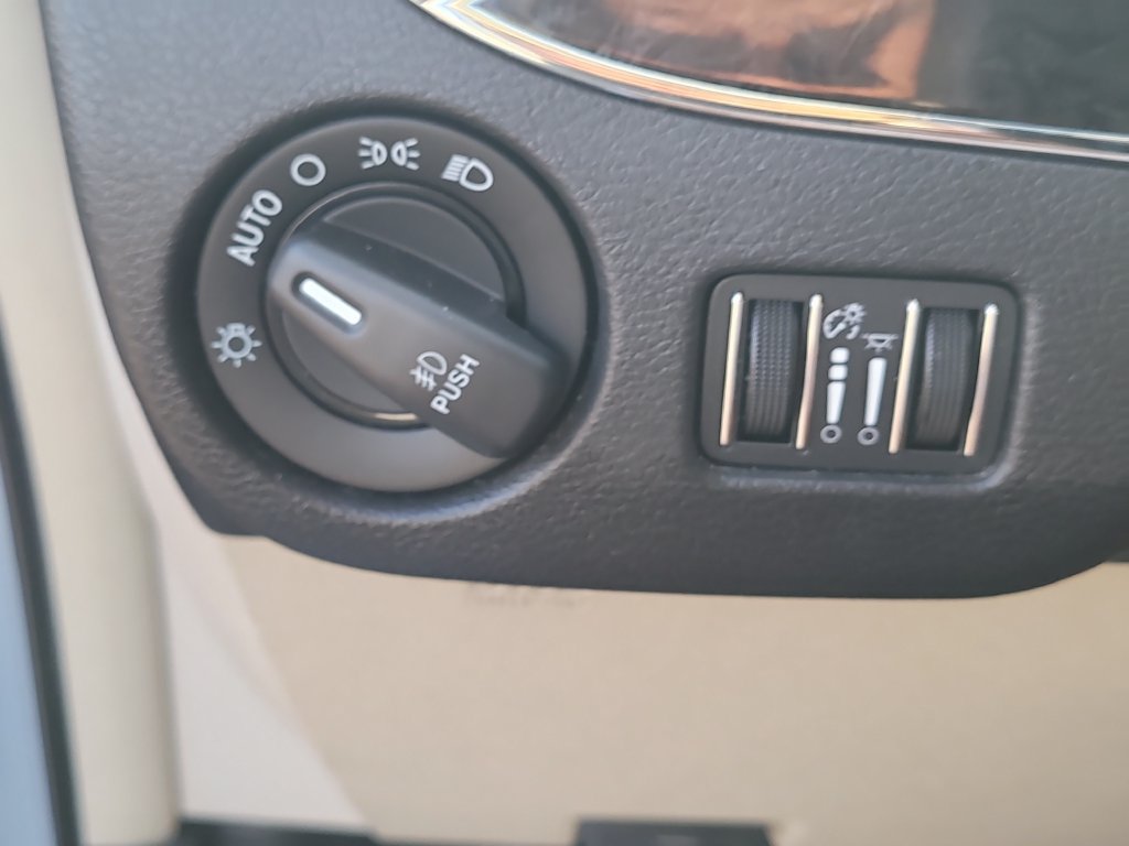 Used 2016 Chrysler Town & Country Touring-L FWD image 29