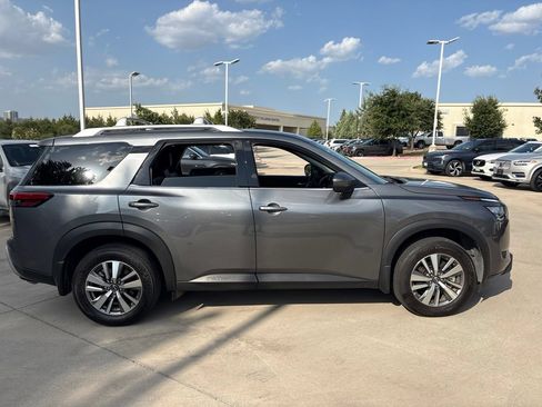 Used 2025 Nissan Pathfinder SL FWD image 4