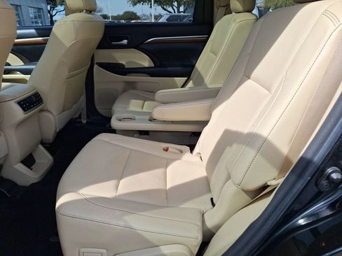 Used 2018 Toyota Highlander Limited Platinum image 31