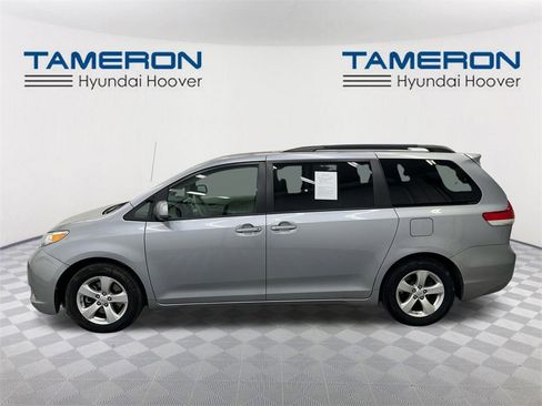 Used 2011 Toyota Sienna LE image 2