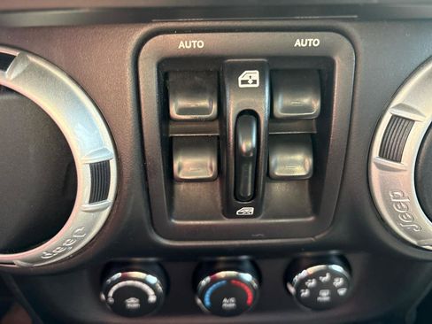 Used 2017 Jeep Wrangler Unlimited Sahara image 19