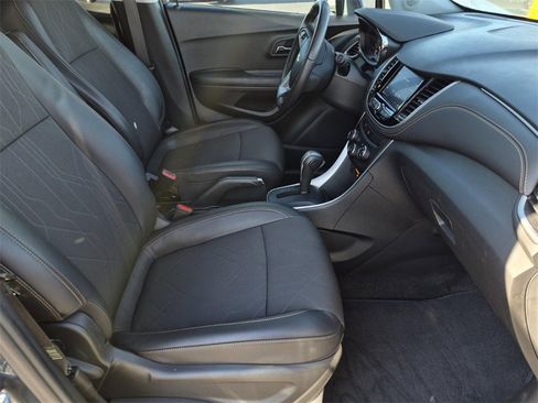 Certified 2022 Chevrolet Trax LT w/ LT Convenience Package image 10