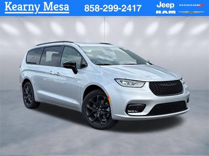 New 2026 Chrysler Pacifica Select w/ S Appearance Package