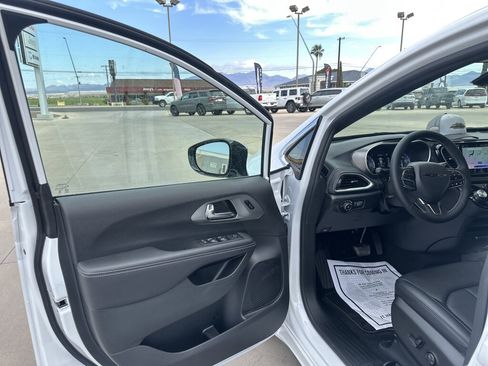 New 2026 Chrysler Pacifica Select image 13
