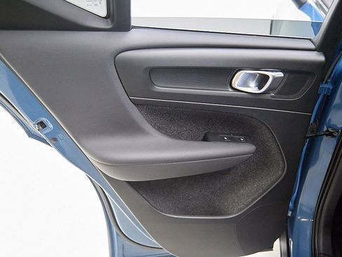 Certified 2023 Volvo XC40 B5 Plus AWD/4WD image 18