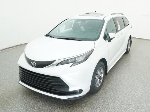 New 2026 Toyota Sienna XLE image 5