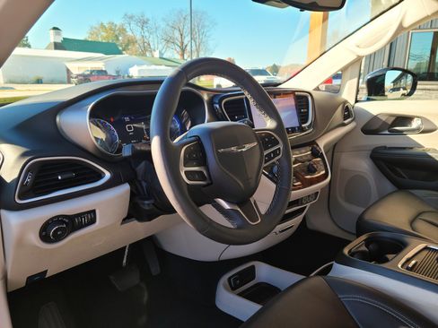 Used 2024 Chrysler Pacifica Touring-L image 9