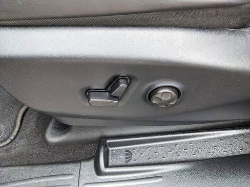 Used 2025 Chrysler Pacifica Limited image 25