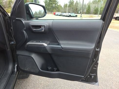 Used 2018 Toyota Tacoma TRD Sport image 49