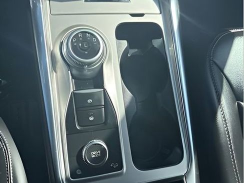 Used 2022 Ford Explorer XLT w/ Equipment Group 202A AWD/4WD image 4