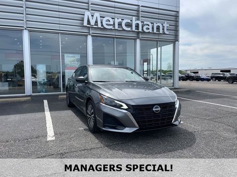 Used 2025 Nissan Altima 2.5 SV FWD image 1