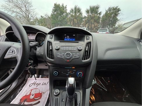 Used 2016 Ford Focus SE w/ SE Power Seat Package image 11