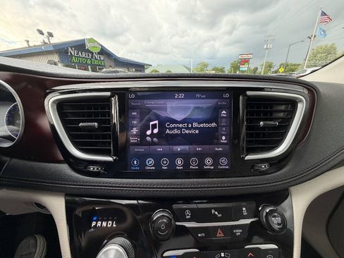 Used 2020 Chrysler Pacifica Limited FWD image 19