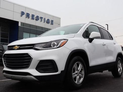 Used 2022 Chevrolet Trax LT w/ LT Convenience Package AWD/4WD image 2