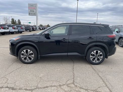 Used 2023 Nissan Rogue SV image 2