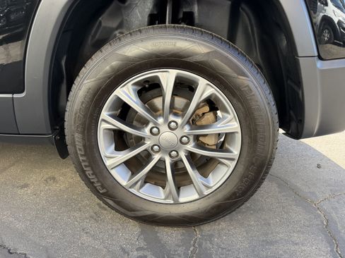 Certified 2019 Jeep Cherokee Latitude Plus FWD image 16