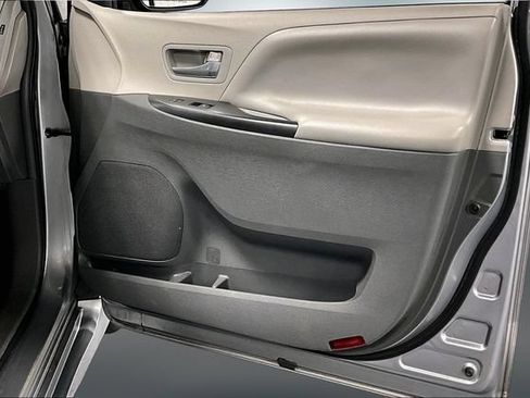 Used 2018 Toyota Sienna LE FWD image 26