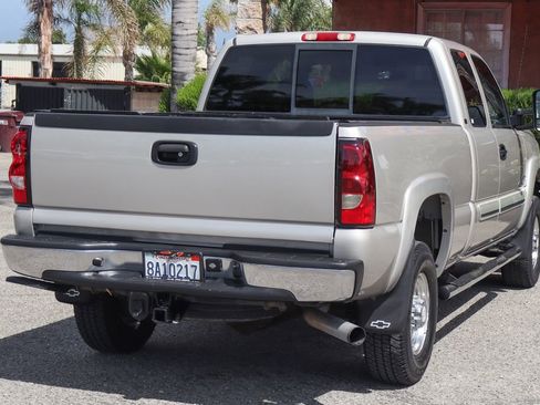 Used 2006 Chevrolet Silverado 2500 LT w/ Heavy-Duty Power Package image 12