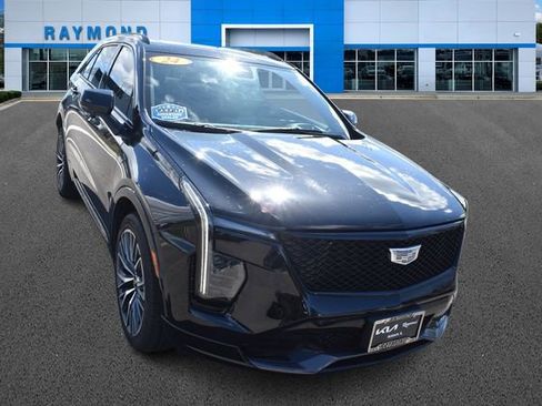 Used 2024 Cadillac XT4 Sport w/ Technology Package image 9