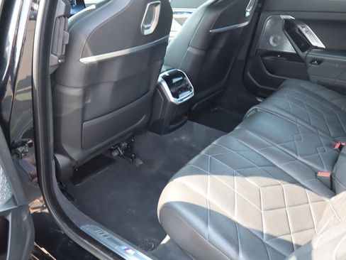 Used 2023 BMW i7 xDrive60 AWD/4WD image 28
