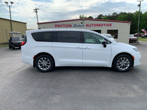 Used 2024 Chrysler Pacifica Touring-L AWD/4WD image 7