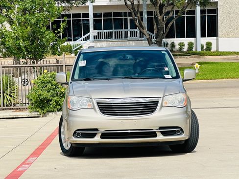 Used 2014 Chrysler Town & Country Touring FWD image 2