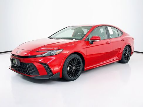 Used 2025 Toyota Camry SE FWD image 3