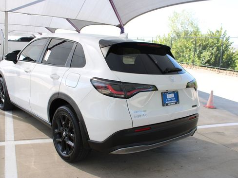 Used 2023 Honda HR-V Sport image 3