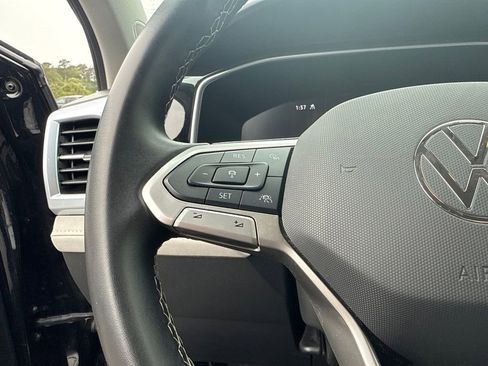 Used 2025 Volkswagen Taos SE AWD/4WD image 9