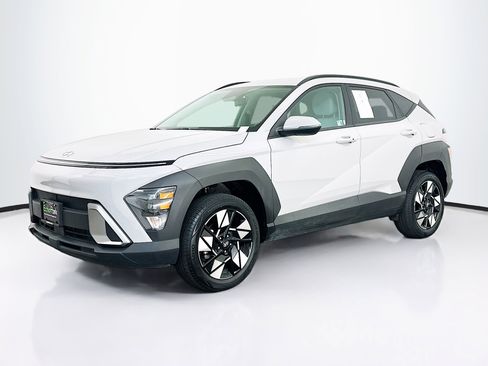 Used 2025 Hyundai Kona SEL image 3
