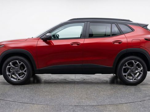 Used 2025 Chevrolet Trax LT FWD image 5