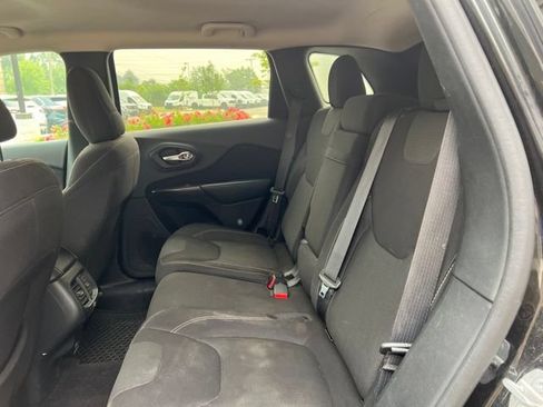 Used 2016 Jeep Cherokee Latitude w/ Cold Weather Group AWD/4WD image 16