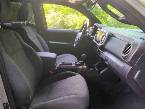 Used 2017 Toyota Tacoma TRD Sport AWD/4WD image 27