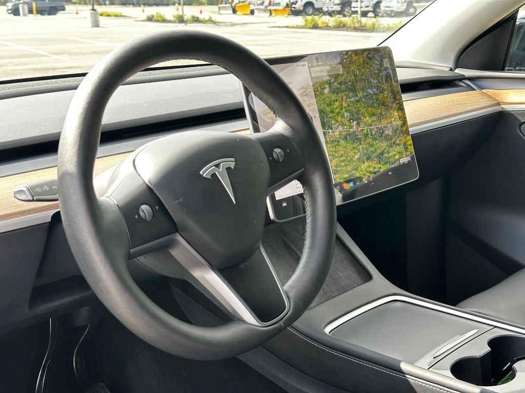 Used 2025 Tesla Model Y Long Range AWD/4WD image 12