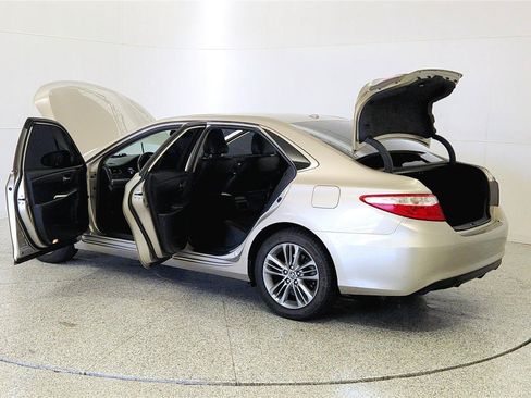 Used 2016 Toyota Camry SE w/ Moonroof Package FWD image 11