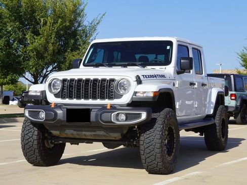 Used 2025 Jeep Gladiator Sport AWD/4WD image 3