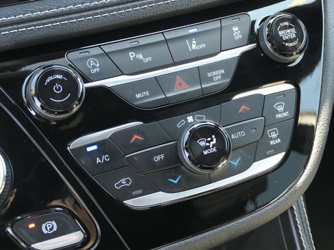 Used 2025 Chrysler Pacifica Limited FWD image 22