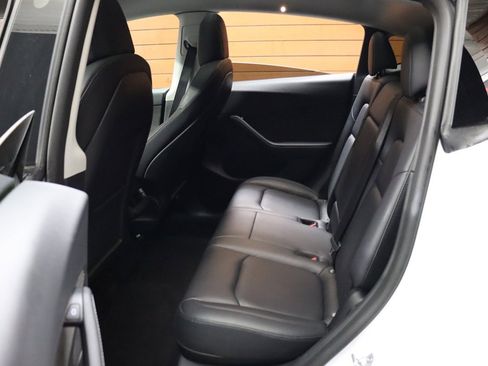 Used 2022 Tesla Model Y Long Range image 34