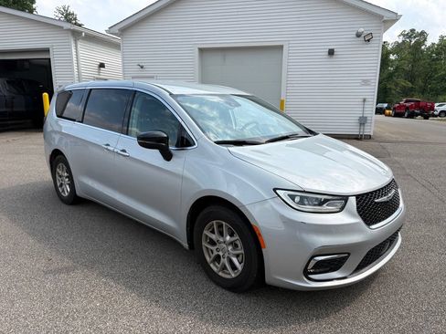 Used 2024 Chrysler Pacifica Touring-L FWD image 6