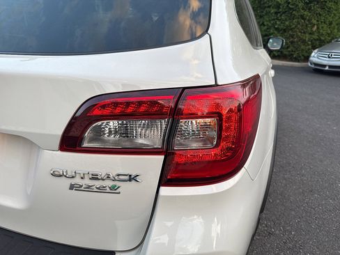 Used 2016 Subaru Outback 2.5i Limited AWD/4WD image 18