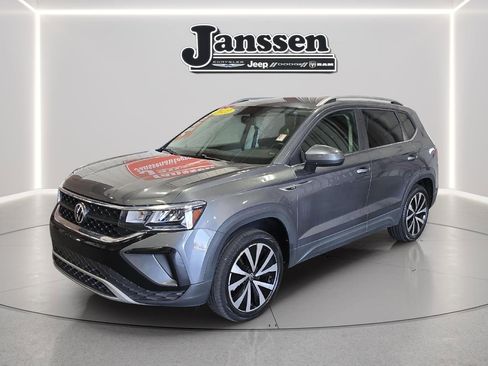 Used 2022 Volkswagen Taos SE FWD image 1